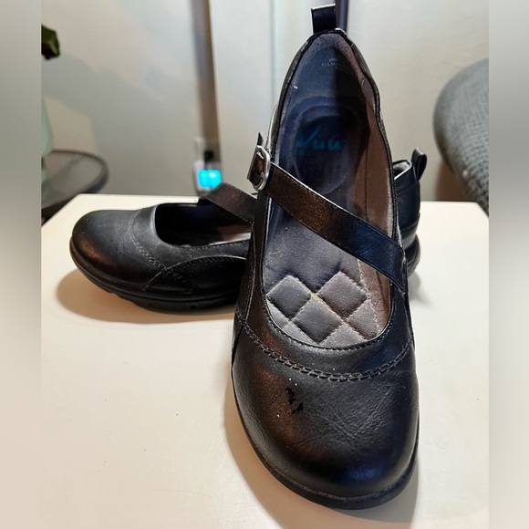 Yuu women’s size 9M Mary Jane’s with diagonal strap top of foot. Black - Picture 7 of 7